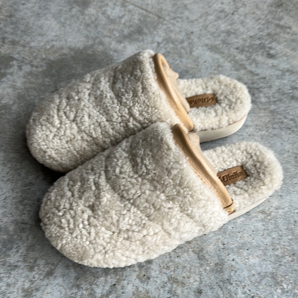 OluKai Women's Cream Slippers